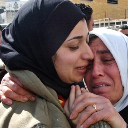 La madre de una presa liberada por los israelíes no puede contener su emoción al reencontrarse con su hija hoy en la ciudad cisjordana de Nablús.