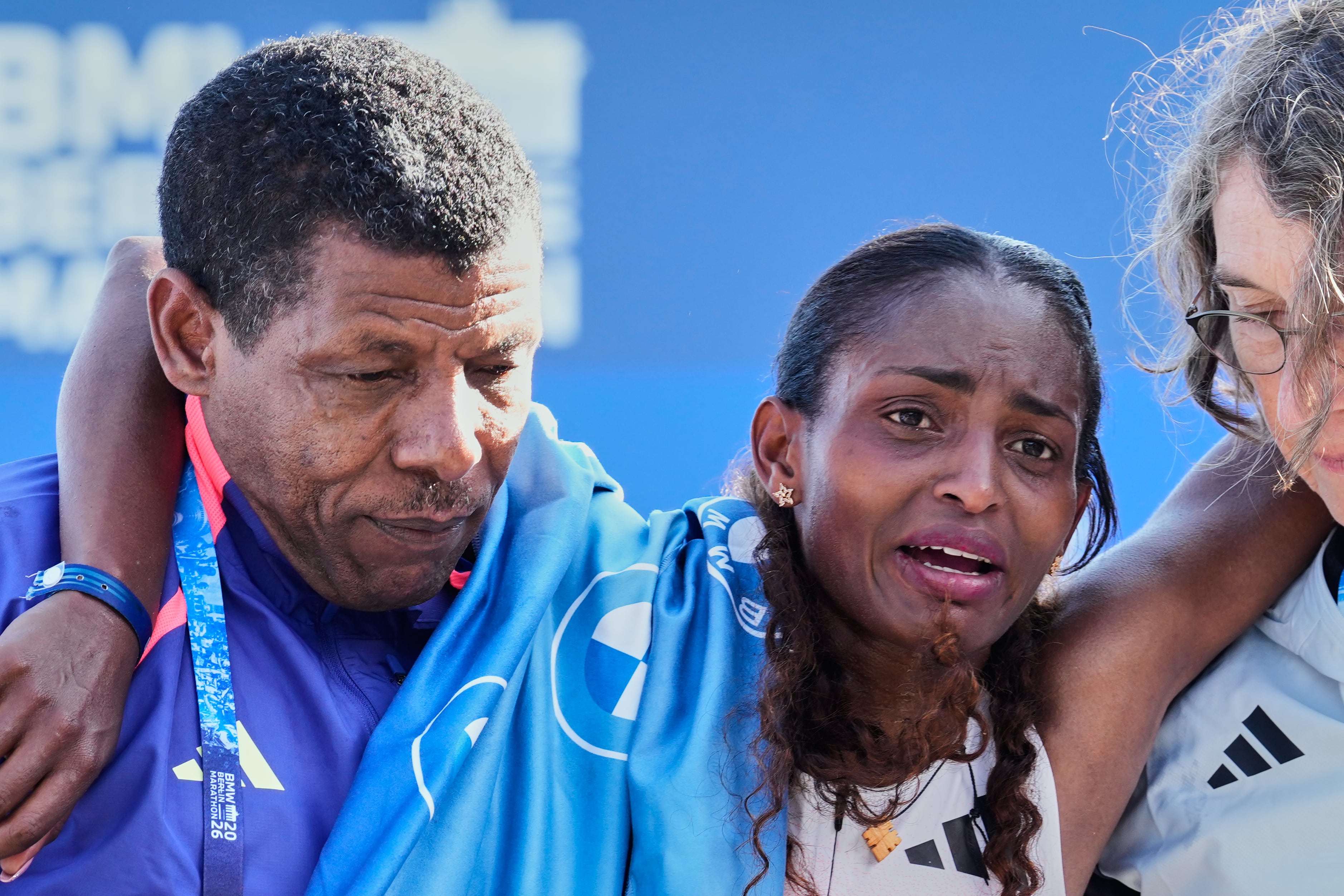 Tigst Assefa se lesiona a dos kilómetros de batir el récord del mundo de maratón en Berlín