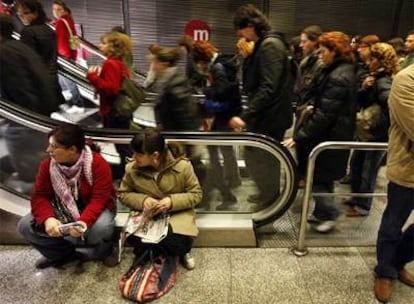 Usuarios del metro de Valencia, en la estación de Colón, en una de las jornadas de huelga del pasado mes de febrero.