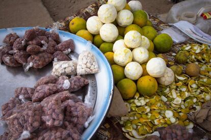 Los vendedores ambulantes varían la oferta de productos en función de la estación del año. La mayoría ofrecen frutos locales y de temporada. Actualmente, muchas mujeres venden naranjas de Casamance, cacahuetes caramelizados, 'bouye' (fruto de baobab), 'sideem' (un fruto seco local) y 'solom' (fruto de tamarindo).