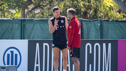 Lewandowski habla con Hansi Flick durante un entrenamiento de esta semana.