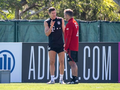 Lewandowski habla con Hansi Flick durante un entrenamiento de esta semana.