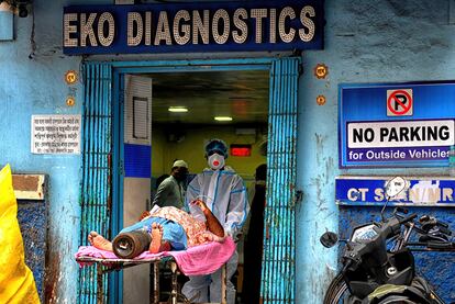 Un paciente con coronavirus es trasladado en un hospital de Calcuta, en Bengala Occidental. 