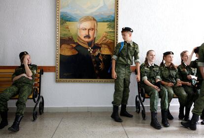 Los estudiantes de la escuela general de cadetes Yermolov se sientan junto al retrato de Alexei Yermolov, el famoso general imperial ruso, tras una ceremonia que marca el comienzo del año escolar en la ciudad sureña de Stavropol (Rusia) el 1 de septiembre de 2017.