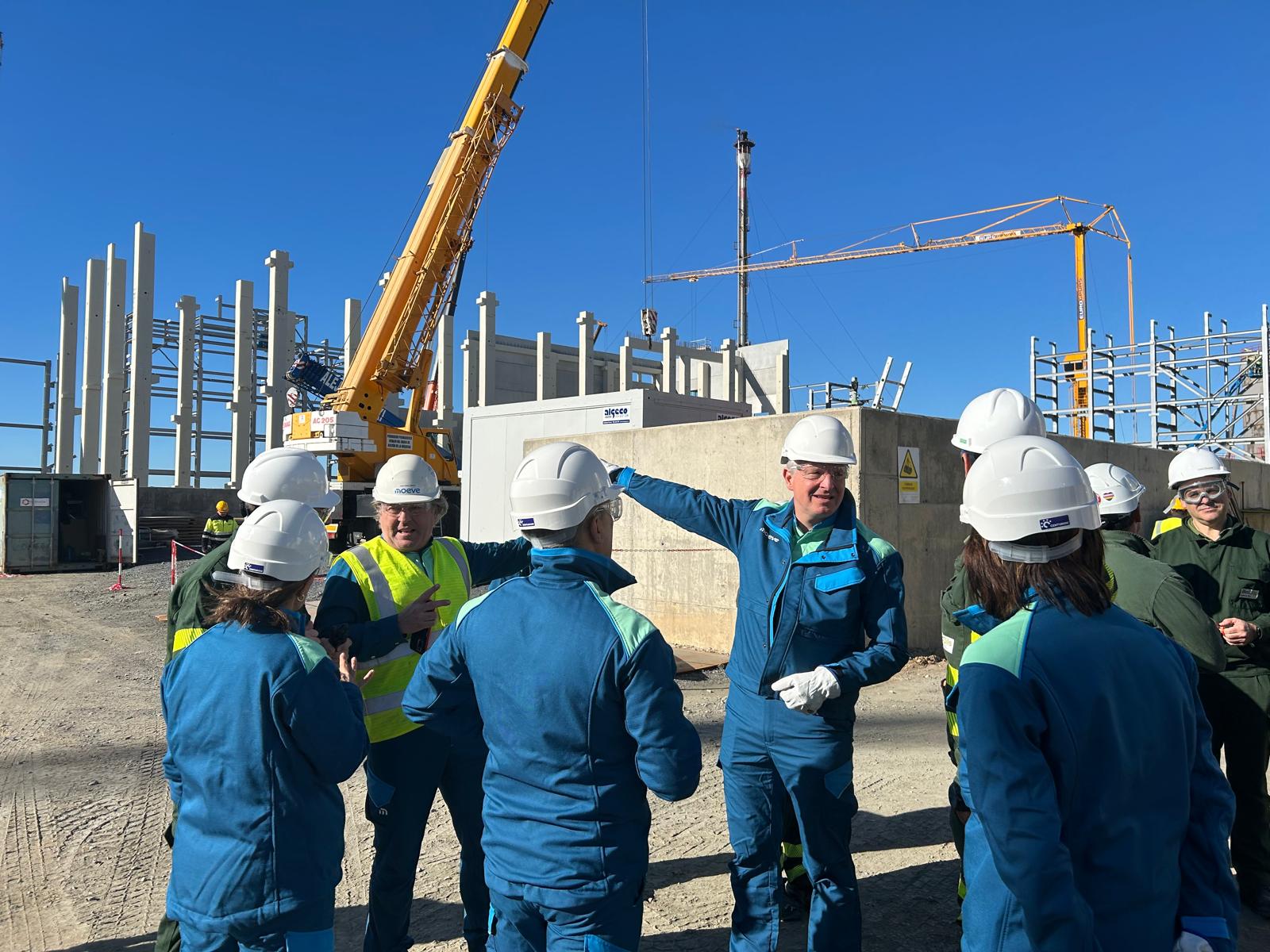 Maarten Wetselaar, CEO  de Moeve, en el centro, en la  construcción de la planta de biocombustibles 2G en Huelva.