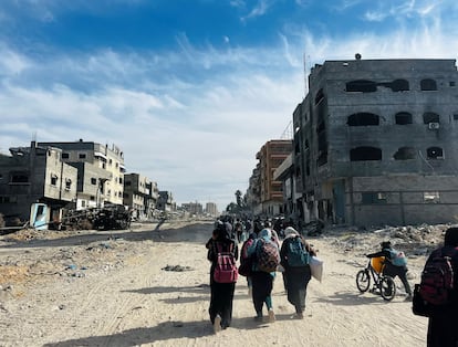 Unas mujeres y ni?os palestinos huyen de Beit Lahiya, en la franja de Gaza, durante un bombardeo israel, este domingo.