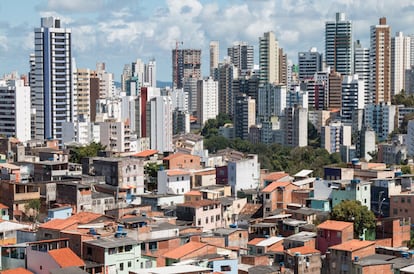 Favela e bairro nobre: IPTU pesa mais no orçamento das famílias pobres.