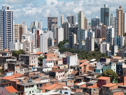 Favela e bairro nobre: IPTU pesa mais no orçamento das famílias pobres.