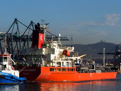 Llegada al puerto de Barcelona del buque 'Sichem Defender', en mayo de 2008, con un cargamento de agua procedente de Tarragona, para paliar la sequía que padecía la ciudad.