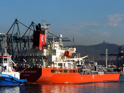 Llegada al puerto de Barcelona del buque 'Sichem Defender', en mayo de 2008, con un cargamento de agua procedente de Tarragona, para paliar la sequía que padecía la ciudad.