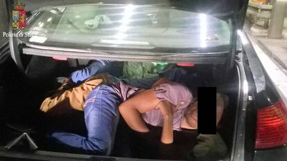 Los migrantes escondidos en vehículos de traficantes de personas