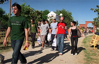 Los primeros asistentes del Festimad llegan al recinto en Móstoles.