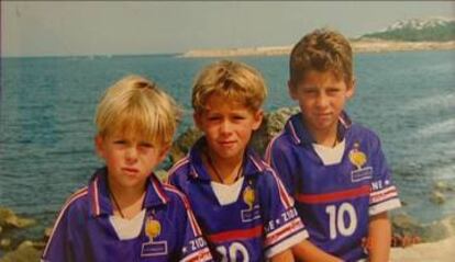 Kylian, Thorgan y Eden Hazard vestidos con la camiseta de Francia.