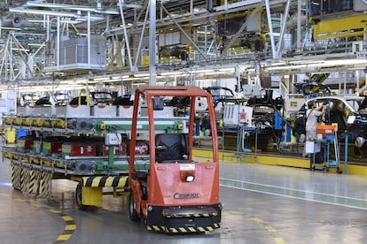 Un vehículo con guiado automático, circula por la planta del Grupo Renault en Valladolid.