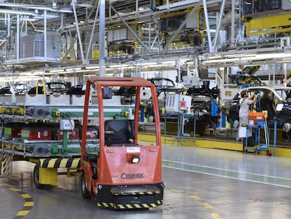 Un vehículo con guiado automático, circula por la planta del Grupo Renault en Valladolid. 