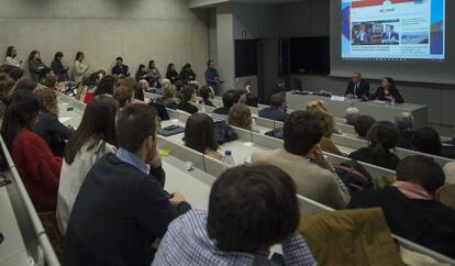 Antonio Ca&ntilde;o, en la mesa junto a la decana de la Facultad de Comunicaci&oacute;n, Charo S&aacute;daba, imparte este mi&eacute;rcoles una clase de periodismo en la Universidad de Navarra.