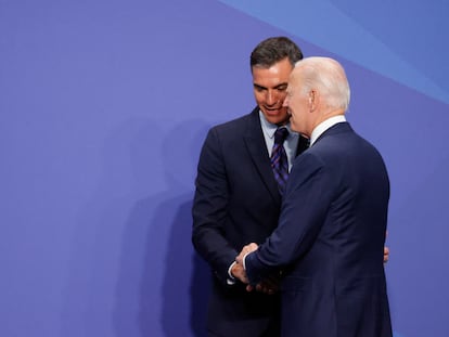 El presidente del Gobierno, Pedro Sánchez, saluda al presidente de los EE UU, Joe Biden este miércoles en la primera jornada de la cumbre de la OTAN en Madrid.