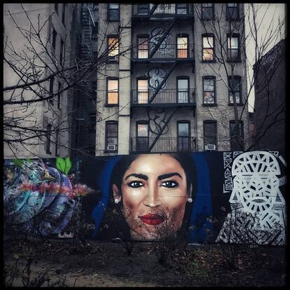 Mural com a imagem de Alexandria Ocasio-Cortez em Nova York.