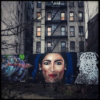 Mural com a imagem de Alexandria Ocasio-Cortez em Nova York.