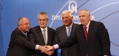 De izquierda a derecha, Pastrana, Gri&ntilde;&aacute;n, Herrero y Carbonero en el acto de la firma del VII Acuerdo de Concertaci&oacute;n Social de Andaluc&iacute;a, en noviembre de 2009.