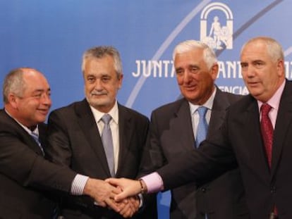 De izquierda a derecha, Pastrana, Griñán, Herrero y Carbonero en el acto de la firma del VII Acuerdo de Concertación Social de Andalucía, en noviembre de 2009.