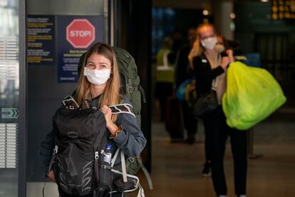 Una joven se protege del coronavirus con una mascarilla.