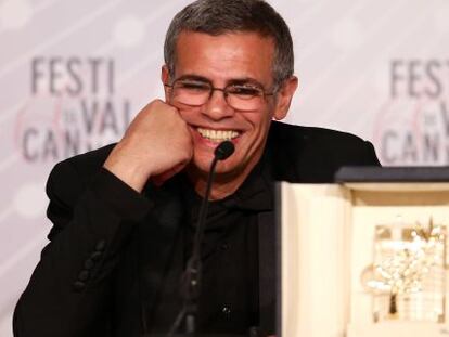 El director Abdellatif Kechiche con la Palma de Oro, en el Festival de Cannes.