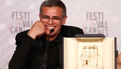 El director Abdellatif Kechiche con la Palma de Oro, en el Festival de Cannes.