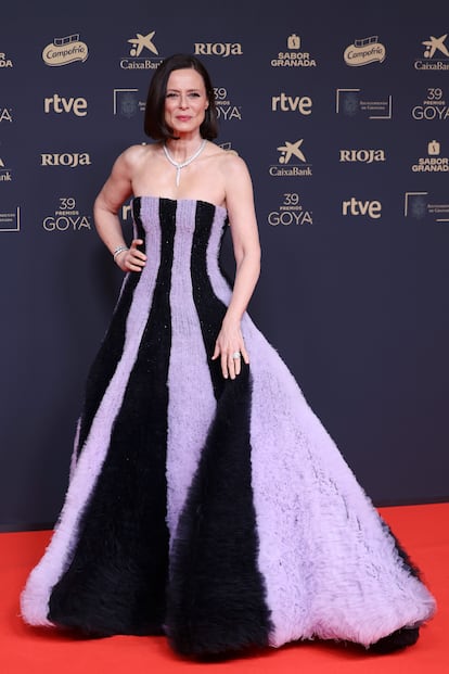 Aitana Sánchez-Gijón, Goya de honor 2025, espectacular con un vestido de Carolina Herrera New York y joyas de Bvlgari. La actriz se ha mostrado feliz de que "le hayan dado el Goya de honor siendo joven" porque su madre "podrá presenciarlo desde el patio de butacas".