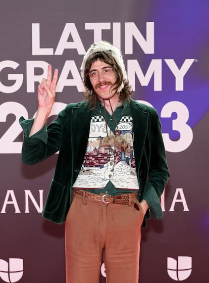 Tim Bernardes, nominado a mejor lbum de msica popular brasile?a, con un curioso estilismo compuesto por americana de terciopelo, camisa estampada y gorro de pelo.