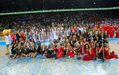 El equipo español celebra su victoria en el Eurobasket.