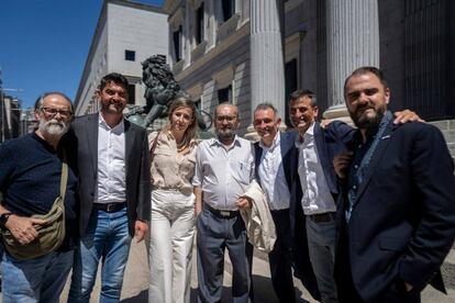 José Morata, uno de los guardias civiles expulsados en 1997, en el centro junto al diputado de Sumar Enrique Santiago (a la derecha) y dirigentes de la AUGC, este jueves a las puertas del Congreso.