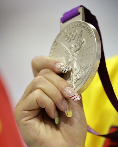 La primera medalla española. Plano detalle de la plata de Mireia Belmonte.