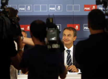 Zapatero, minutos antes de comenzar la reunión de la Ejecutiva Federal del PSOE.