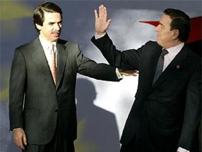 José María Aznar y Gerhard Schröder, antes de comenzar la reunión de esta mañana.