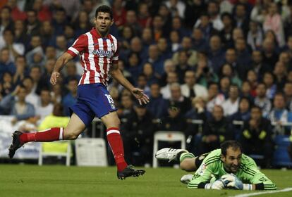 Diego Costa bate a Diego López en la acción que supuso el primer tanto del partido