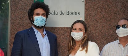 Una pareja tras casarse en un juzgado de Sevilla, en una de las primeras bodas en la fase 2 del estado de alarma por coronavirus.