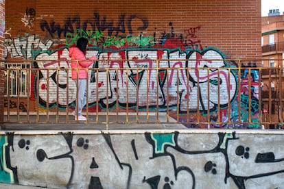 Una vecina camina por plaza de los Olivares en San Sebastián de los Reyes (Madrid), el 19 de febrero.