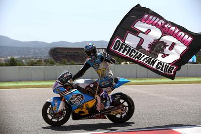 El piloto españaol Alex Márquez, homenajea a Luis Salom tras finalizar la carrera de Moto2 del Gran Premio de Cataluña.