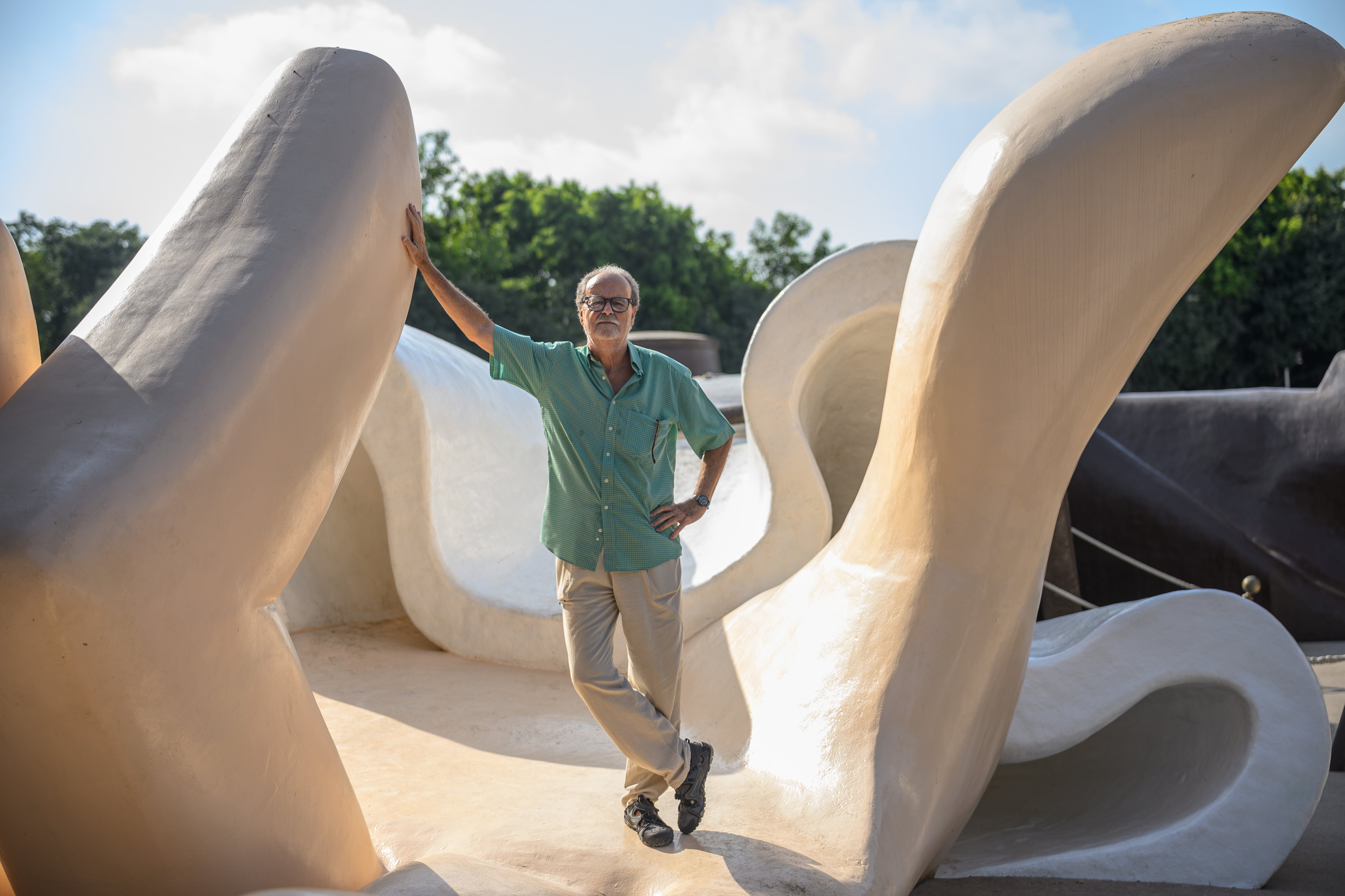 El arquitecto Rafael Rivera posa  en el Parque Gulliver de Valencia el pasado 29 de julio. 
