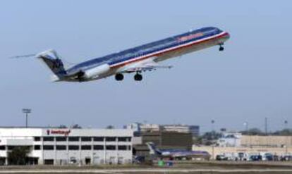 Un avin de American Airlines durante su despegue en el Aeropuerto Internacional de Dallas Forth Worth, en Dallas, Texas, EE.UU. EFE/Archivo