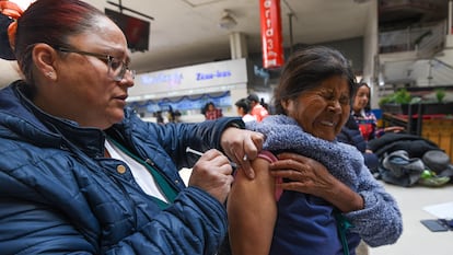 Personal del Instituto Mexicano del Seguro Social aplica vacunas en la Terminal de Autobuses de Toluca.