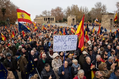 Centenares de personas participaban en el acto del PP contra la amnistía, este domingo en el templo de Debod, en Madrid. 