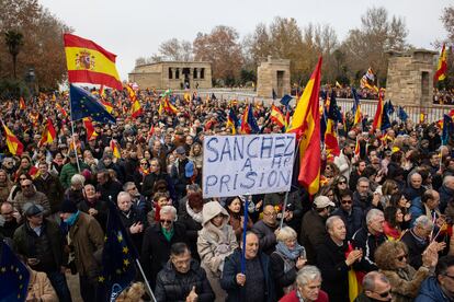 Centenares de personas participaban en el acto del PP contra la amnistía, este domingo en el templo de Debod, en Madrid. 