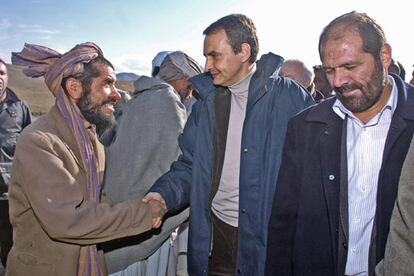 Al término del acto de homenaje, Zapatero ha coincidido con algunos afganos, vecinos de Herat, que se habían acercado al lugar.