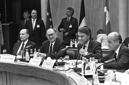 El presidente francés, François Mitterrand; el presidente del Parlamento Europeo, Henry Plumb; el presidente del Gobierno español, Felipe González, y el ministro de Asuntos Exteriores, Francisco Fernández Ordóñez, durante el Consejo Europeo de junio de 1989.