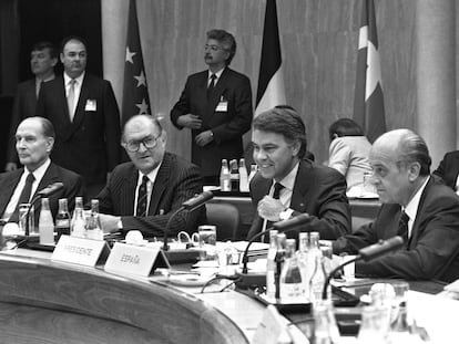 El presidente francés, François Mitterrand; el presidente del Parlamento Europeo, Henry Plumb; el presidente del Gobierno español, Felipe González, y el ministro de Asuntos Exteriores, Francisco Fernández Ordóñez, durante el Consejo Europeo de junio de 1989.