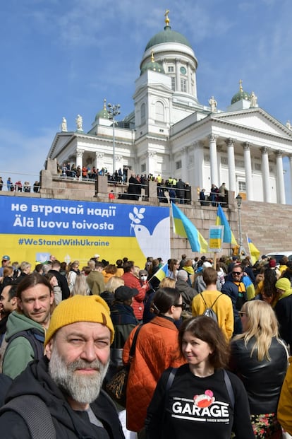 De izquierda a derecha, Mijaíl Durnenkov, Pável Semchenko y Ksenia Peretrukhina, en la manifestación del lunes en Helsinki contra la invasión rusa de Ucrania.