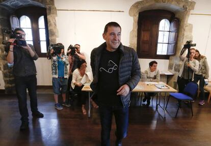El líder de l'esquerra abertzale, Arnaldo Otegi, després de votar a la Casa de Cultura de la localitat guipuscoana d'Elgoibar.