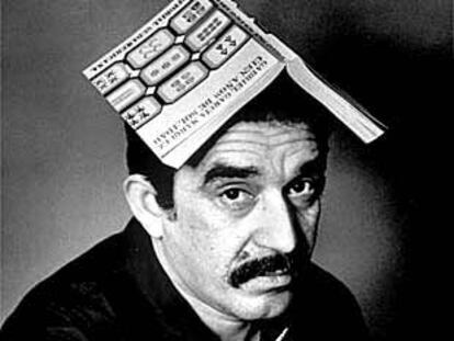 Gabriel García Márquez, a finales de los años sesenta con un ejemplar de <i>Cien años de soledad</i>.
